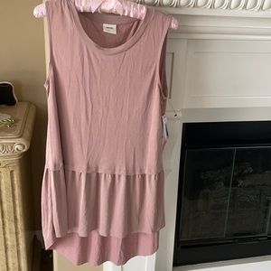 - Mote sleeveless top.